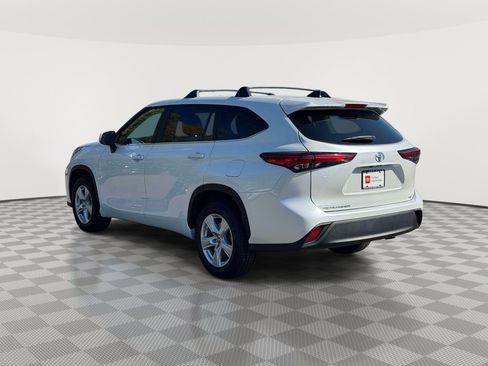 Used 2023 Toyota Highlander LE FWD image 5