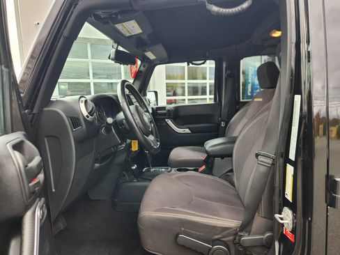 Used 2015 Jeep Wrangler Unlimited Sahara w/ Connectivity Group image 23