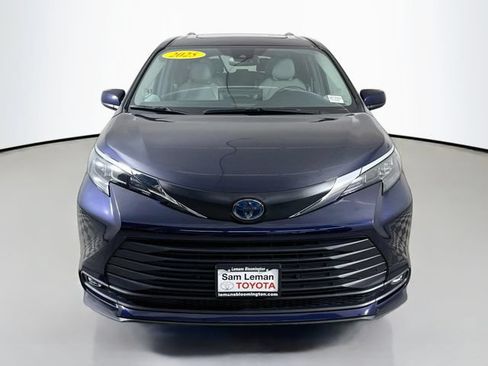 Used 2025 Toyota Sienna XLE w/ XLE Plus Package AWD/4WD image 2