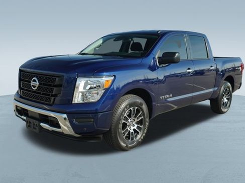 Used 2021 Nissan Titan SV w/ SV Convenience Package image 3