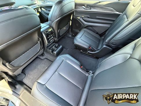 Used 2025 Jeep Grand Cherokee L Limited w/ Luxury Tech Group II image 19