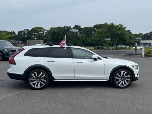 Used 2023 Volvo V90 B6 Cross Country Ultimate AWD/4WD image 3