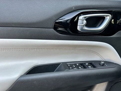 Used 2024 Jeep Compass Limited image 2