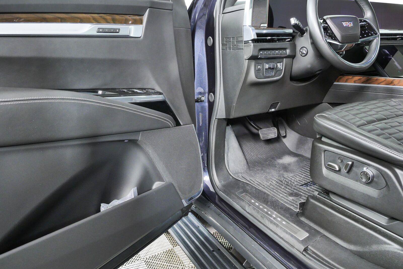 Used 2025 Cadillac Escalade ESV Sport Platinum w/ LPO, ONYX Package AWD/4WD image 7