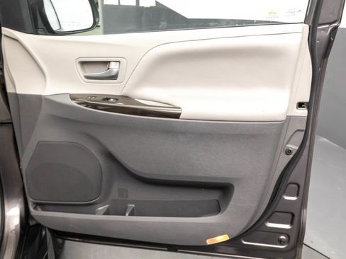 Used 2019 Toyota Sienna XLE image 30