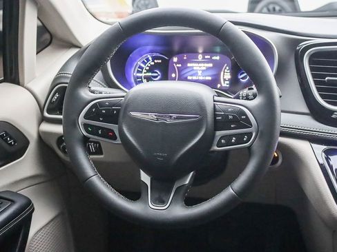 Used 2024 Chrysler Pacifica Select image 23