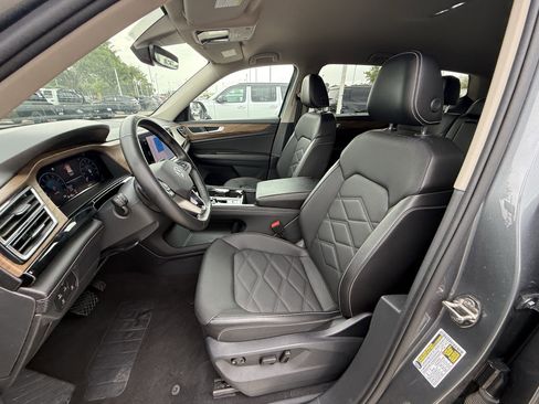 Used 2025 Volkswagen Atlas SE image 28