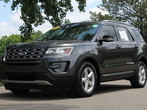 Used 2017 Ford Explorer XLT w/ Equipment Group 201A FWD image 3