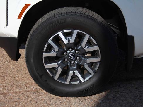 Used 2023 Nissan Frontier SV w/ SV Premium Package AWD/4WD image 15