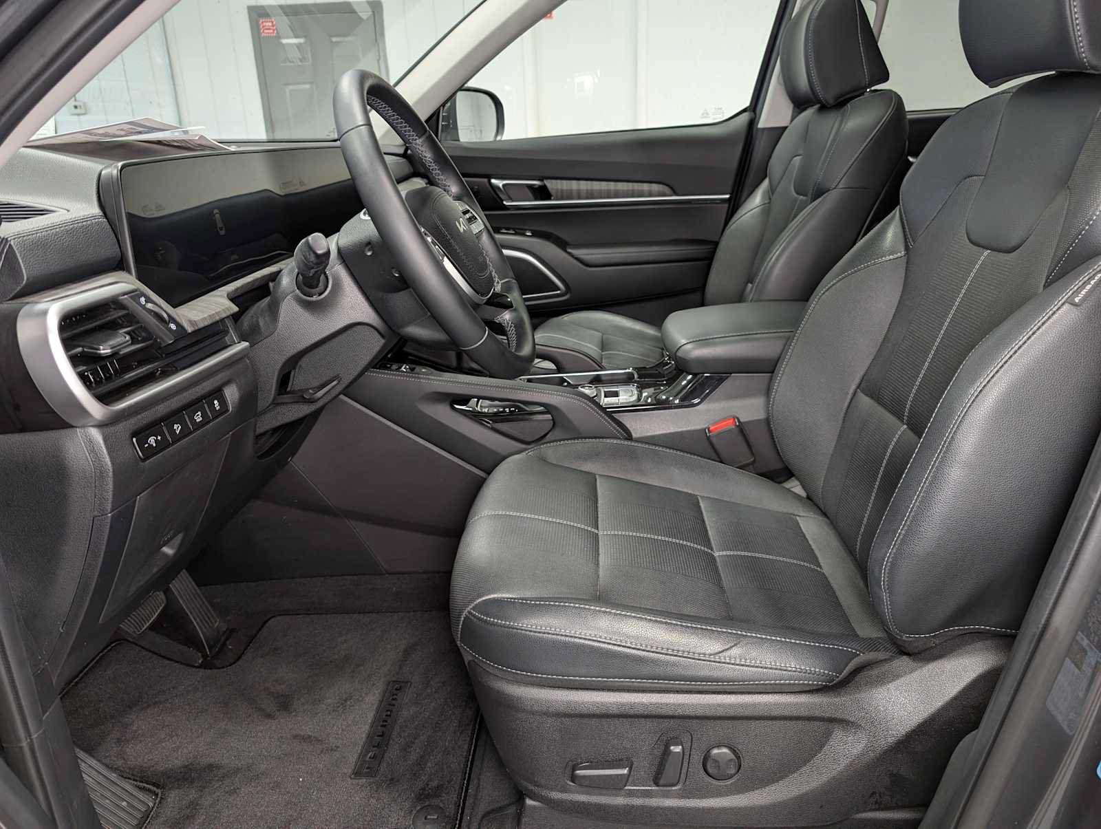 Used 2024 Kia Telluride EX w/ EX Captain's Chair Package AWD/4WD image 4