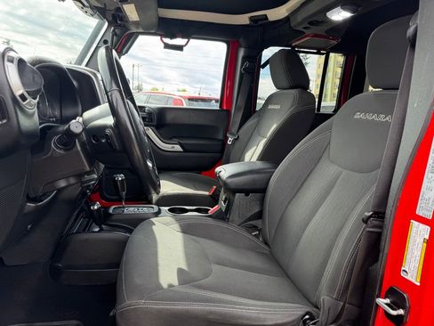 Used 2016 Jeep Wrangler Unlimited Sahara w/ Connectivity Group AWD/4WD image 19