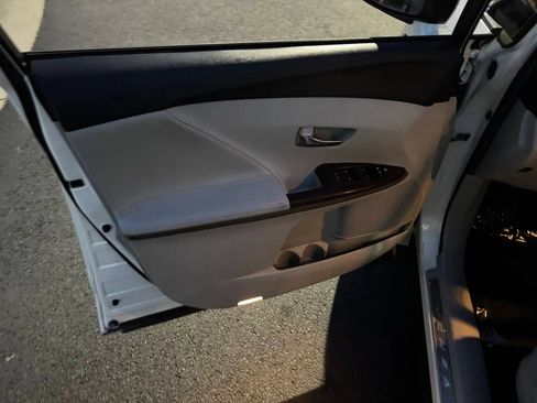 Used 2012 Toyota Venza XLE image 17