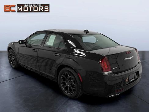 Used 2019 Chrysler 300 Touring w/ Sport Appearance Package image 4