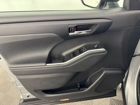 Used 2024 Toyota Highlander LE image 33