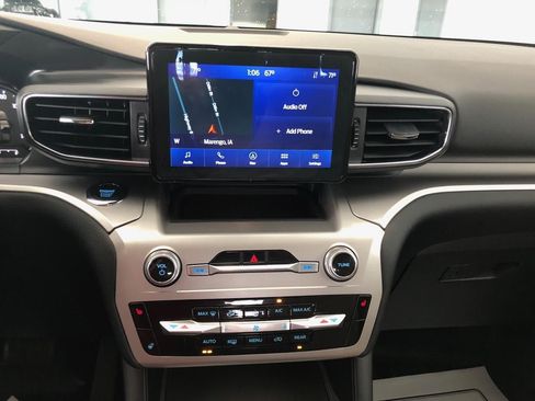 Used 2022 Ford Explorer XLT w/ Equipment Group 202A AWD/4WD image 18
