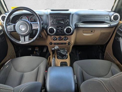 Used 2017 Jeep Wrangler Unlimited Rubicon w/ Connectivity Group AWD/4WD image 15