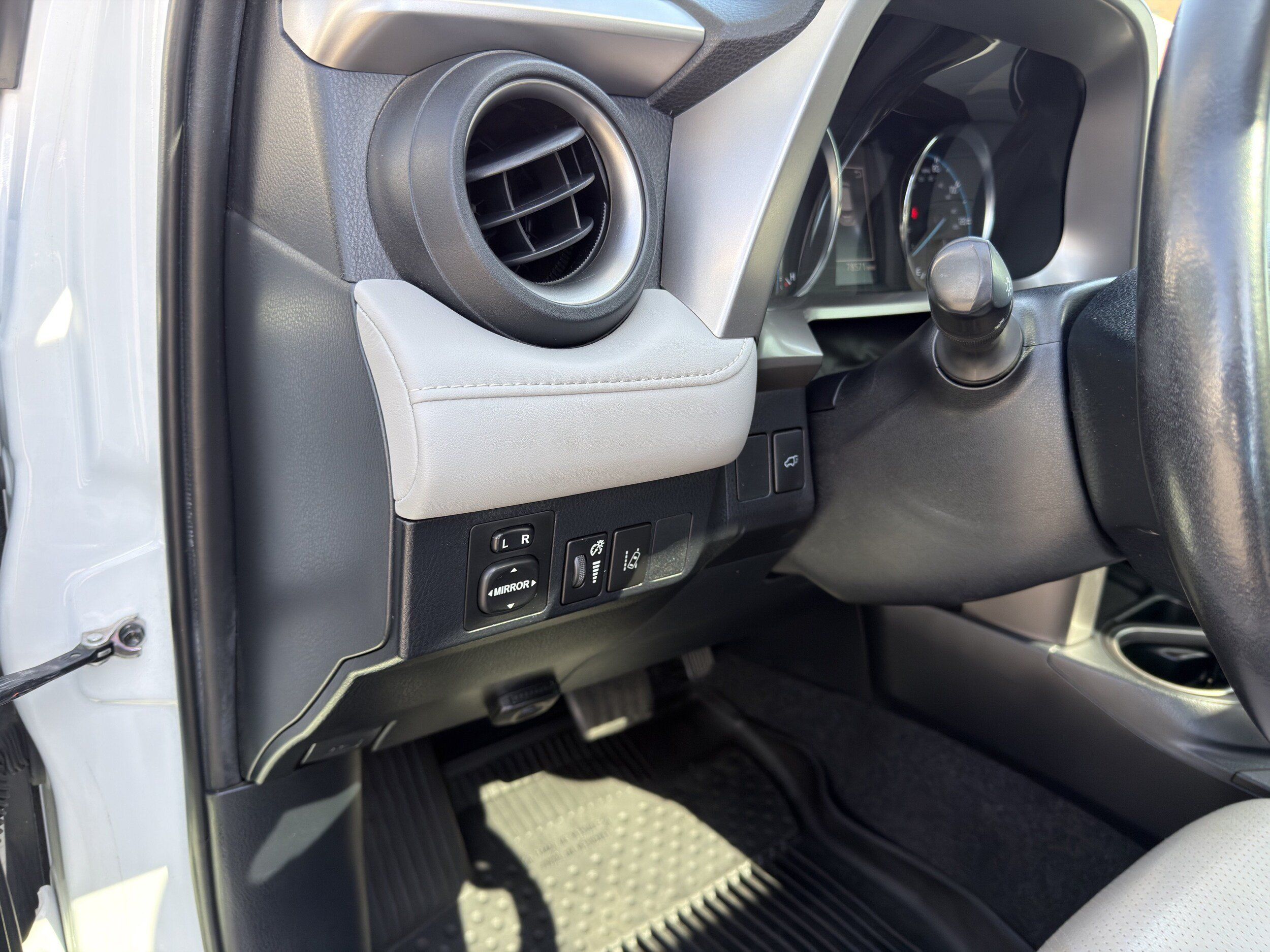 Used 2018 Toyota RAV4 XLE w/ Carpet Mat Package AWD/4WD image 26