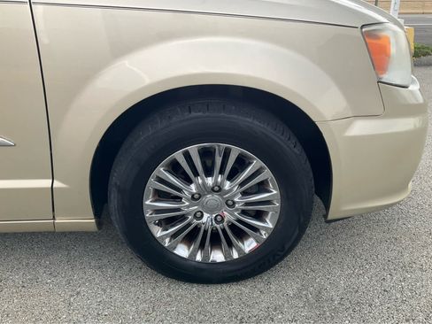 Used 2011 Chrysler Town & Country Limited FWD image 9