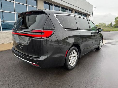 Used 2023 Chrysler Pacifica Touring-L FWD image 5