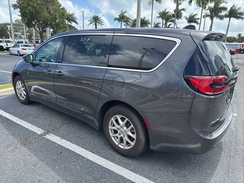 Used 2023 Chrysler Pacifica Touring-L image 8