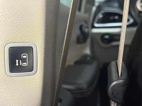 Used 2018 Chrysler Pacifica Touring-L w/ Premium Audio Group FWD image 23