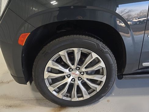Used 2021 GMC Yukon Denali w/ Denali Premium Package image 4
