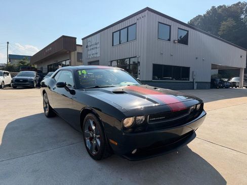 Used 2014 Dodge Challenger SXT RWD image 1