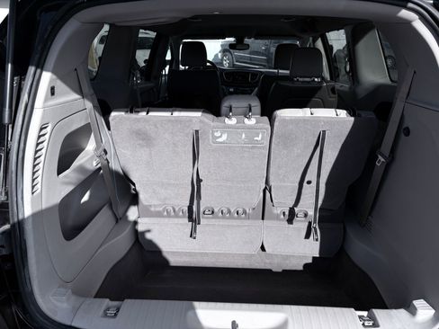 Used 2019 Chrysler Pacifica Touring-L w/ Premium Audio Group image 8