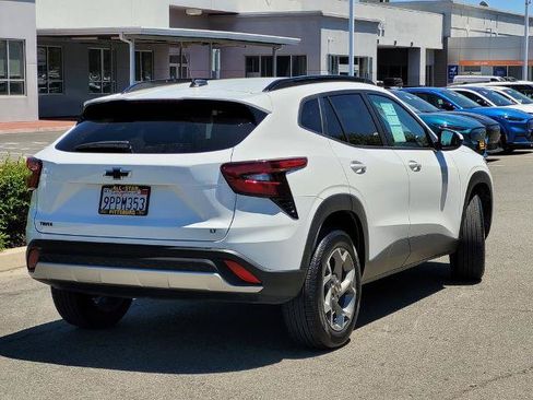 Used 2025 Chevrolet Trax LT w/ Driver Confidence Package FWD image 4