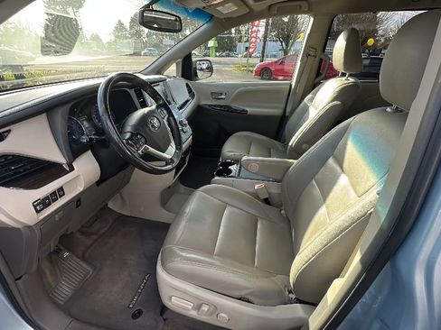 Used 2017 Toyota Sienna XLE Premium AWD/4WD image 8