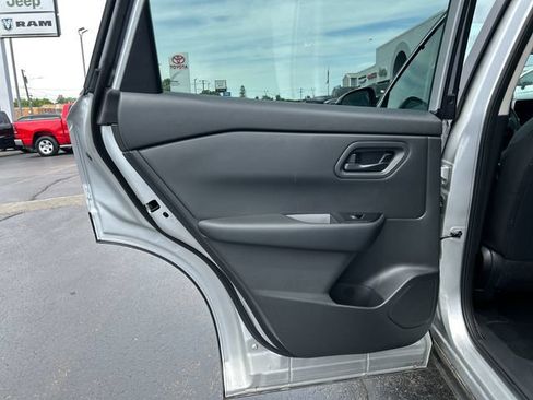 Used 2025 Nissan Rogue S AWD/4WD image 19