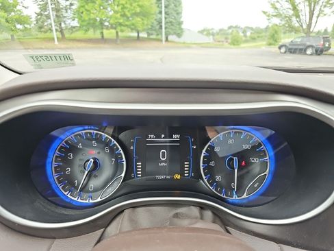 Used 2018 Chrysler Pacifica Touring-L FWD image 26