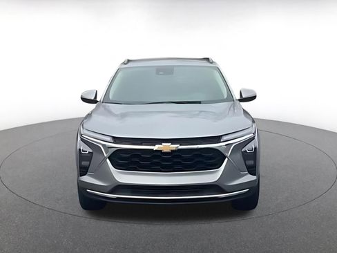 Used 2025 Chevrolet Trax LT w/ LT Convenience Package image 4