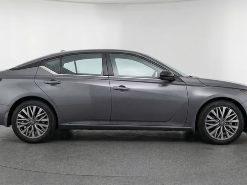 Used 2025 Nissan Altima 2.5 SV FWD image 11