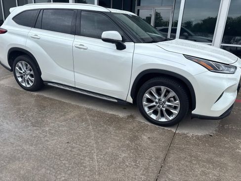Used 2021 Toyota Highlander Limited FWD image 3