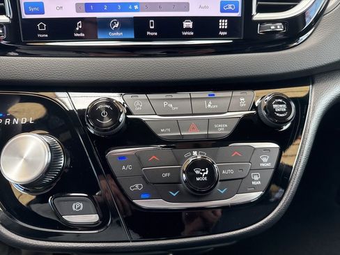 New 2026 Chrysler Voyager LX image 18