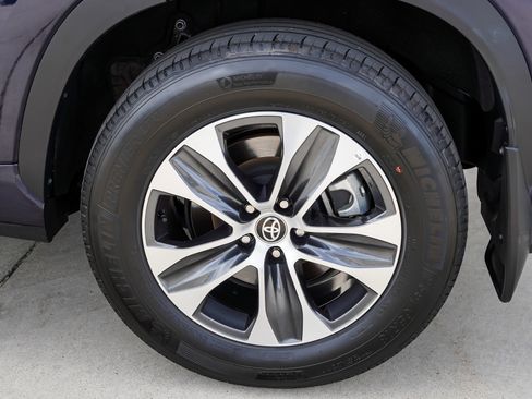 Certified 2025 Toyota Highlander XLE AWD/4WD image 13