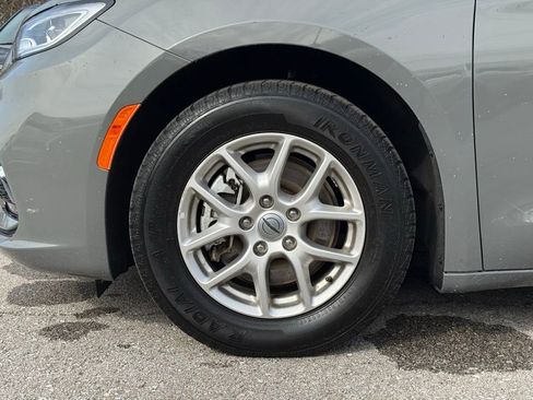 Used 2023 Chrysler Pacifica Touring-L image 5