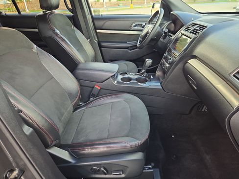 Used 2018 Ford Explorer XLT w/ Equipment Group 202A image 31
