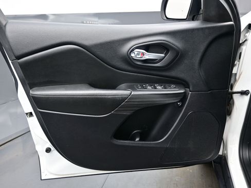 Used 2017 Jeep Cherokee Limited image 9