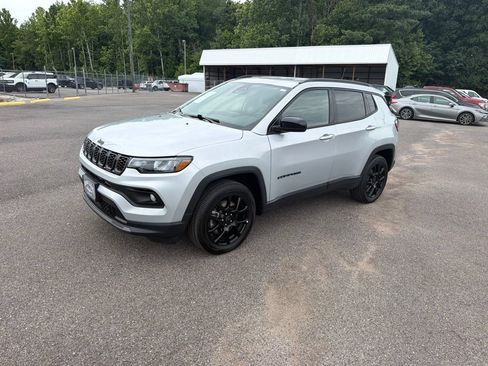 Used 2025 Jeep Compass Latitude w/ Convenience Group AWD/4WD image 7