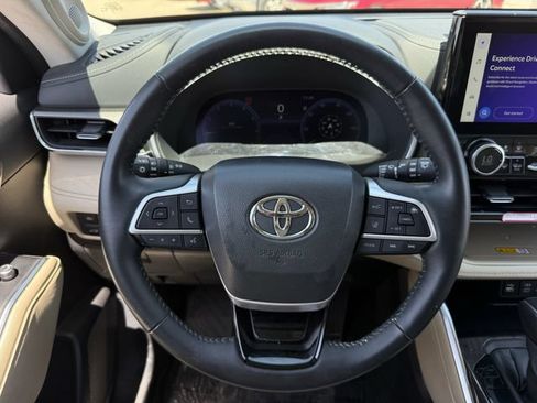 Used 2024 Toyota Highlander Limited FWD image 12