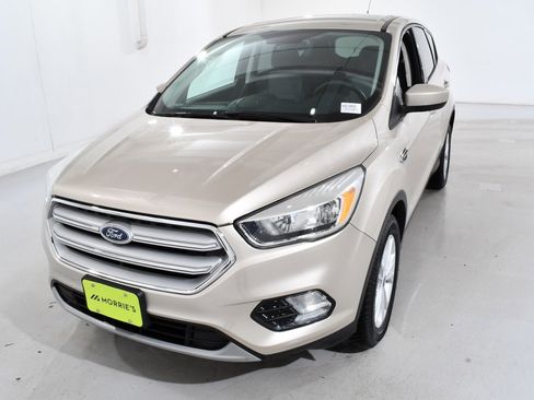 Used 2017 Ford Escape SE image 2