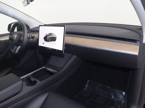 Used 2025 Tesla Model Y Long Range image 43