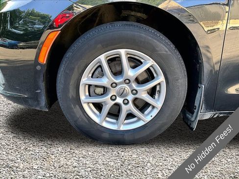Used 2023 Chrysler Pacifica Touring-L FWD image 6