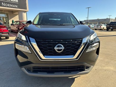 Used 2023 Nissan Rogue SV image 2