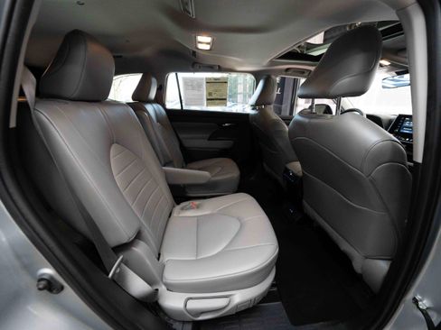 Certified 2022 Toyota Highlander XLE image 26