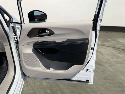 Used 2022 Chrysler Voyager LX FWD image 21