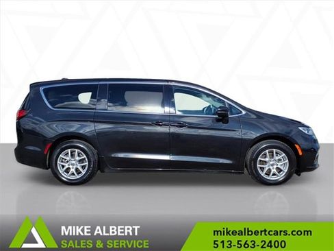 Used 2023 Chrysler Pacifica Touring-L image 8