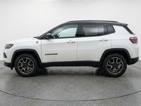 Used 2025 Jeep Compass Trailhawk AWD/4WD image 5